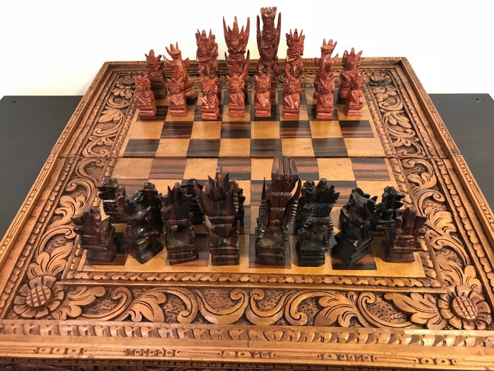 Hoogste kwaliteit houten handgemaakt Balinees schaakspel in bewerkte kist - Indonesie - 2e helft 20e eeuw