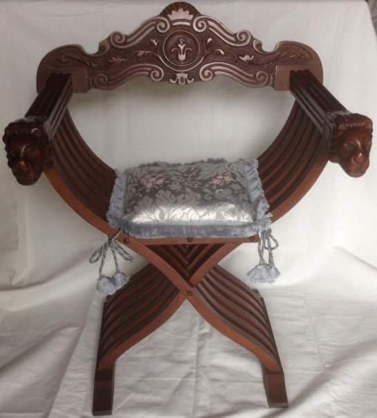 Savonarola Chair in carved wood with pillow in San Leucio damask fabric - Renaissance style -Dagobert Chair - Italy, 1960s