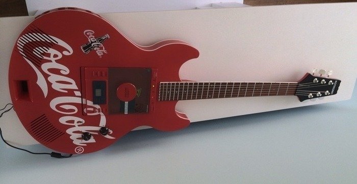 Coca Cola radio/cd-speler i.v.v. een gitaar.