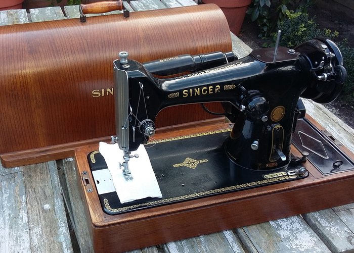 Beautiful electric Singer 206K sewing machine, 1953