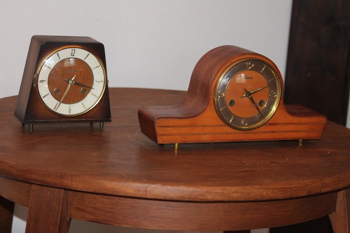 twee  vintage schouw of tafelklokken lancaste en olympic klok