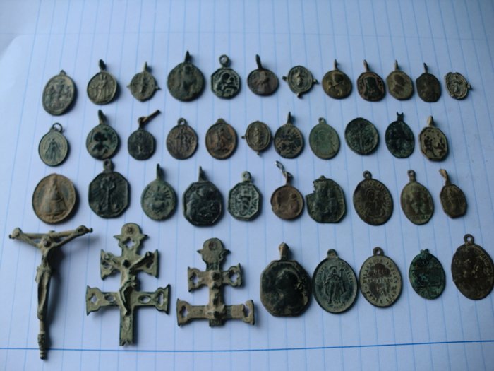 Lote de  41  medallas   antiguas religiosas( siglos 16-19  Europa ) medidas desde 53 mm a 16 mm.