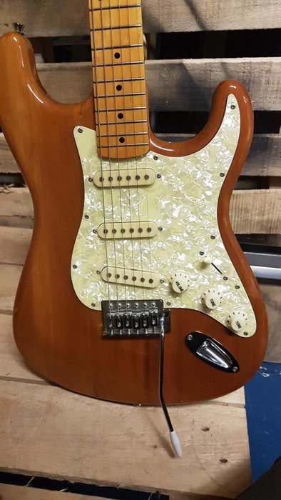 Old Blonde STAGG Stratocaster in natural wood