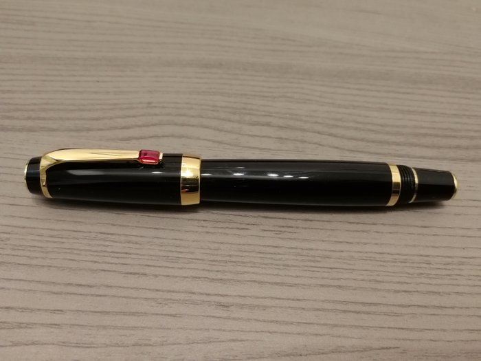 Montblanc Boheme red stone and gold fountain pen big size rare