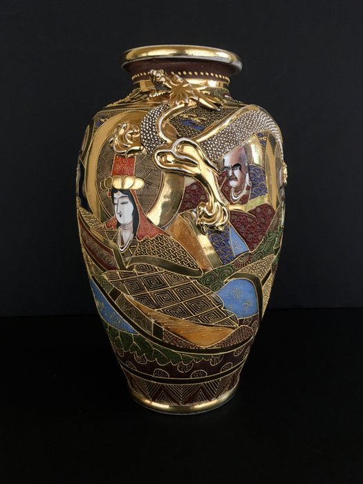 Satsuma Moriage vase - Marked with Shimazu family crest and 'Shinzan' - Japan - ca. 1910-20s 