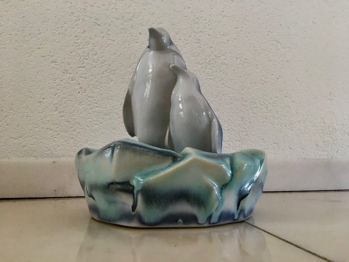 Ditmar Urbach - Art Deco bowl with 2 Penguins on ice floe
