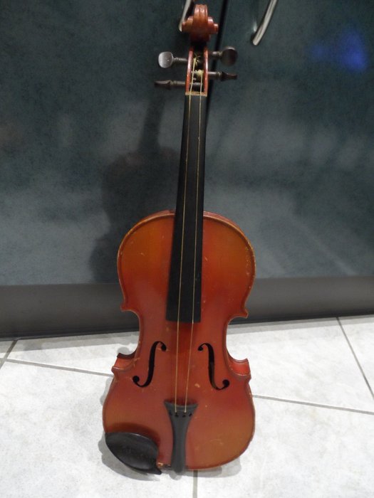 Oude viool Nicolaus Amatus Cremone Hieronymi filii fecit An 1651