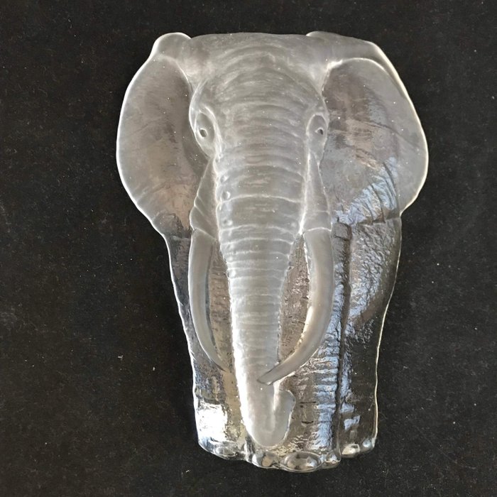 Mats Jonasson - crystal glass sculpture of an elephant