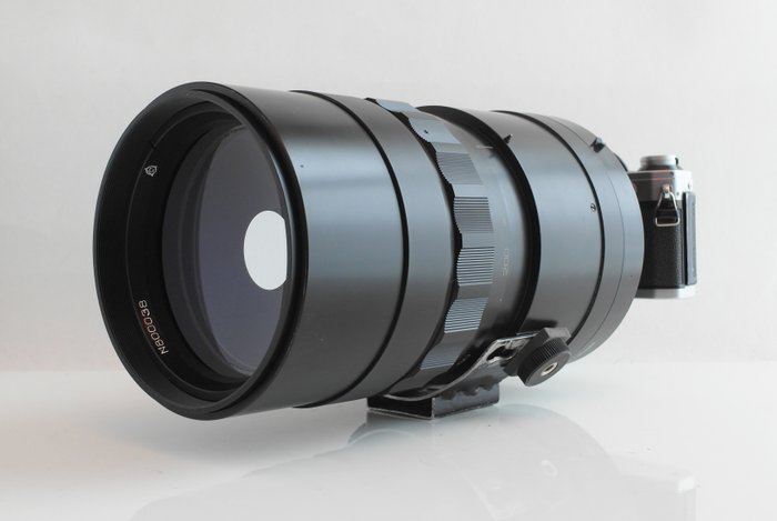 MTO 1000A : 1100mm (mirror lens) F10.5,+ Canon AE-1 + FD 1:3,5 35mm SC lens