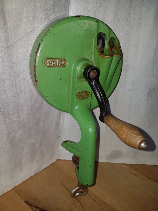 PeDe - cast iron string bean mill with original stickers - The Netherlands - around 1960