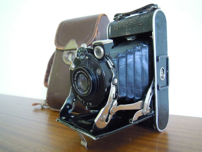 Camera Nagel Vollenda 68 with case (1929)