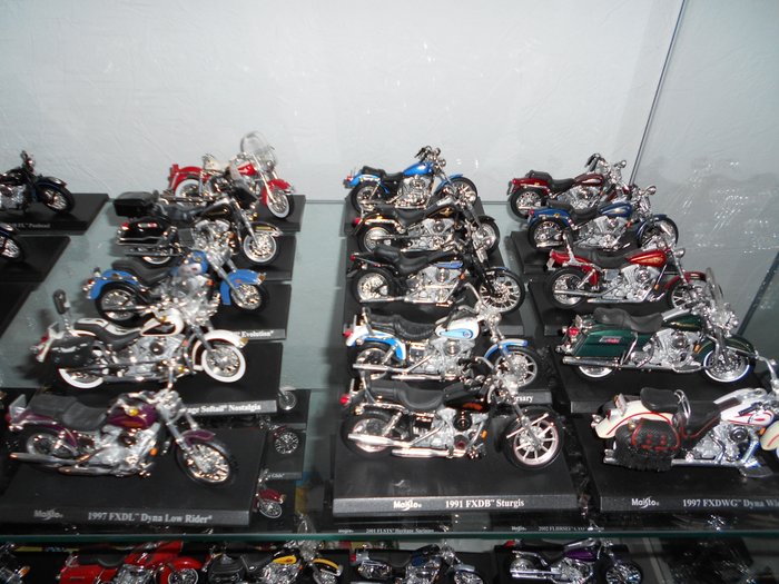 Collection of 51 mini bikes - Harley Davidson - Maisto 1/18