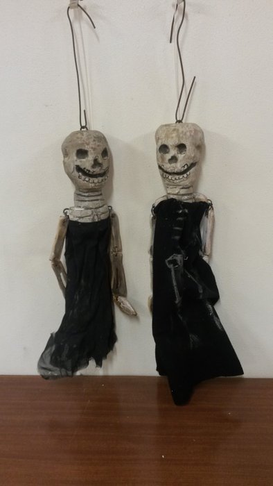 Risultati immagini per due marionette