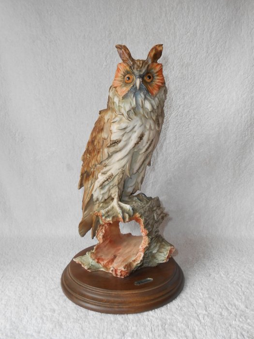 Giuseppe Armani - Sculpture of an owl on a hollow trunk