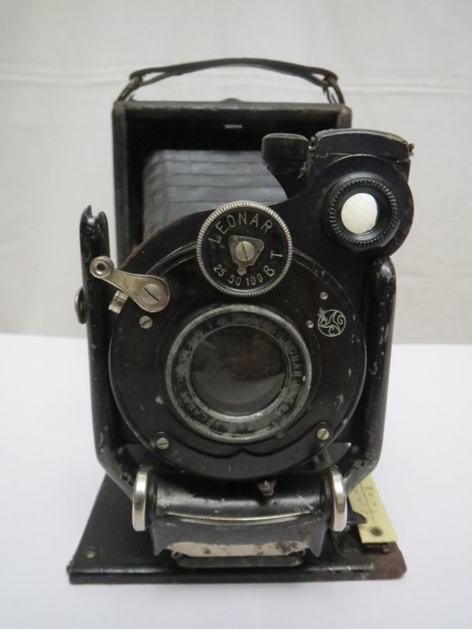 The very first camera "Leonar".  Lens Extra Rapid Aplanat 1:8/120 мм, 6х8,5. Leonar-Werke Arndt & Löwengard. 1904