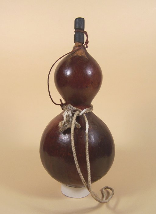 A sake bottle made from a natural gourd ('hyotan') - Japan - ca 1950 (mid Showa period)