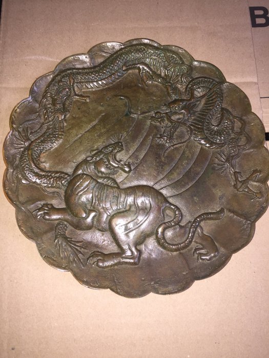 Bronze dish with bas relief of a fight between a tiger and a dragon - signed - Japan - late 19th (Meiji period)