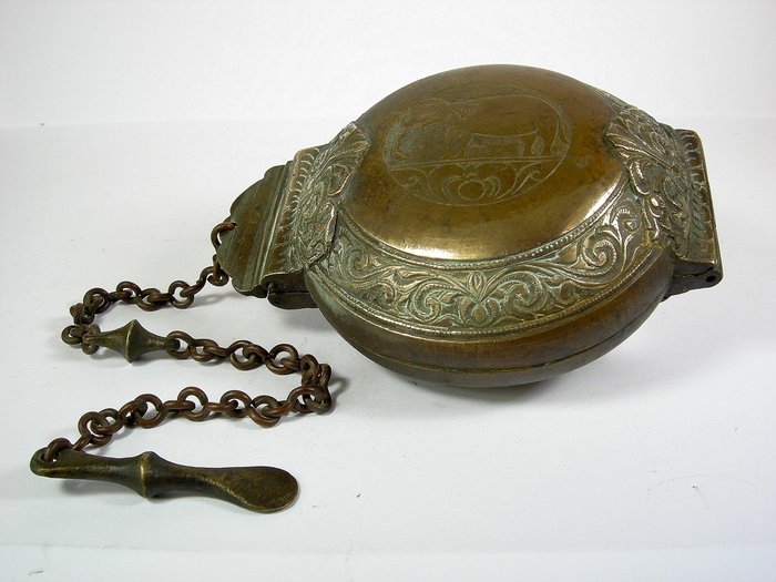 Lime container (Killotaya) Bronze - Sri Lanka - 19th century