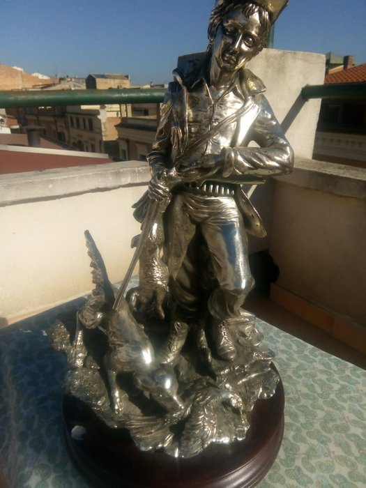 Statua in laminato argento raffigurante un cacciatore, firmata Manuel. Italia, 20° secolo 