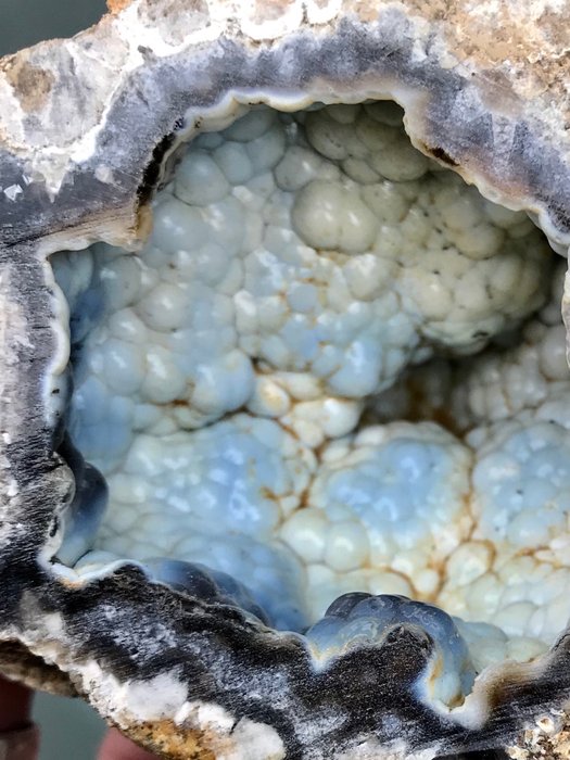 New find botryoidal chalcedony geode - 10 x 7 x 6.5 cm - 307 grams