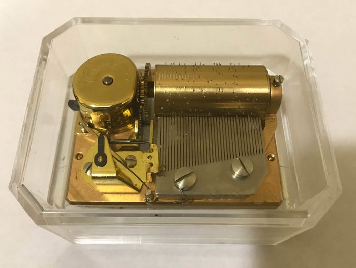 Music box Reuge paper weight in plexiglass with traditional musical mechanism