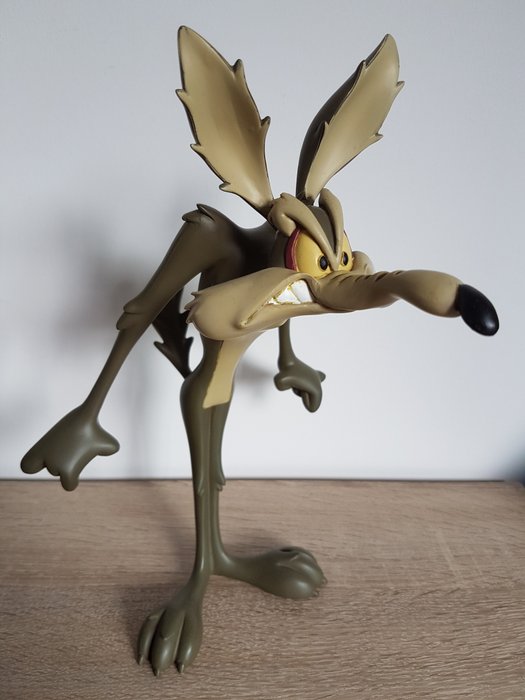 Warner Bros (S03) - Statue of an angry Wile E Coyote - Looney tunes 
