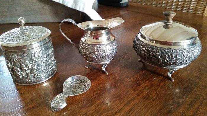 Silver plated Douwe Egberts tea box, creamer and sugar bowl with spoon - The Netherlands, ca. 1960