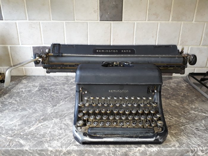 Antique Remington Rand typewriter - serial number Doethler 2-41024 - year 1924