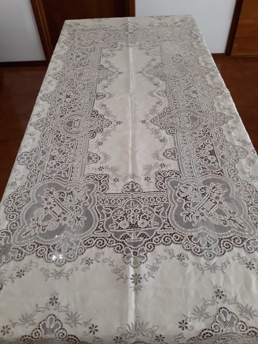 Cantù lace embroidered tablecloth