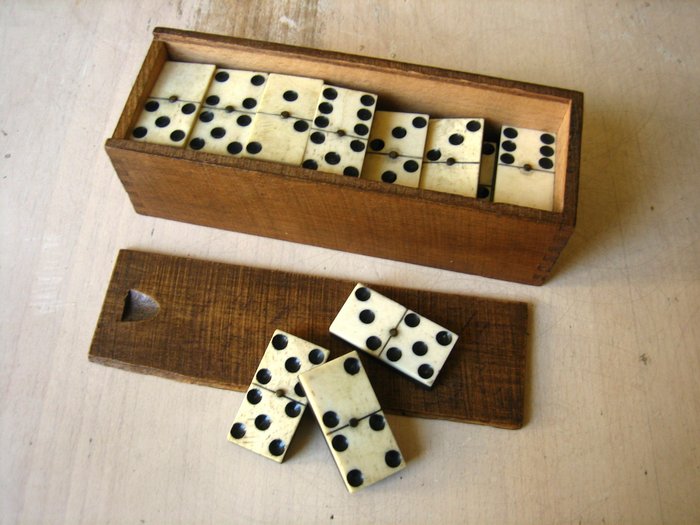 Large antique domino game of bone and ebony - Antique domino game of bone and ebony with copper pins