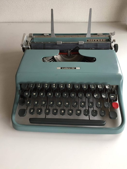 Typewriter Olivetti Lettera 22