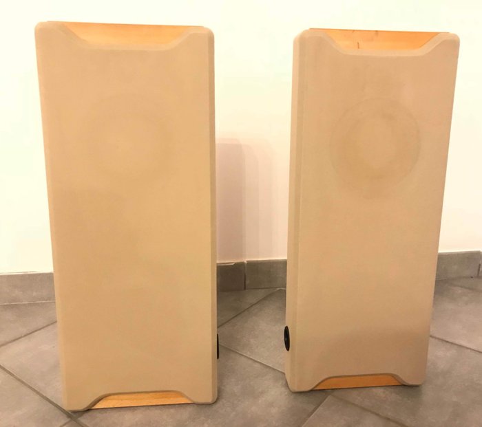 Pair of high-fidelity SEQUENCE 20 speakers
