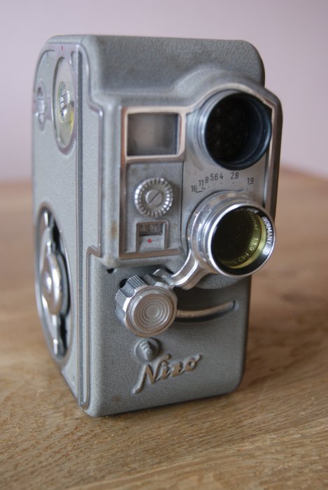 Vintage Nizo Exposomat 8T 8 mm film camera (1957)