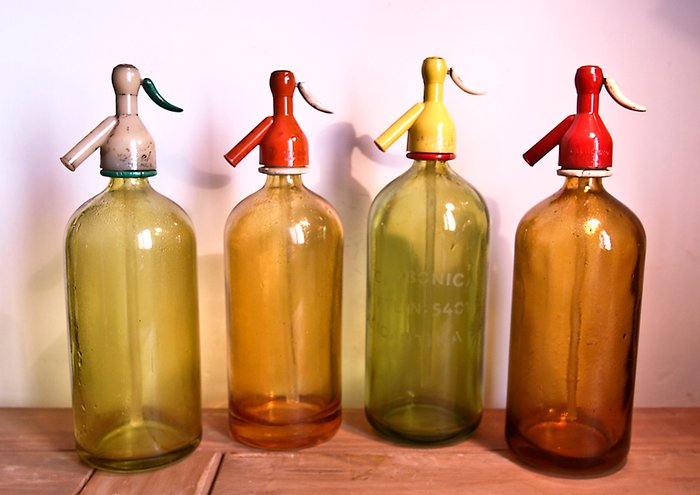 4 old Spanish soda water siphon - retro colour - plastic - Catawiki