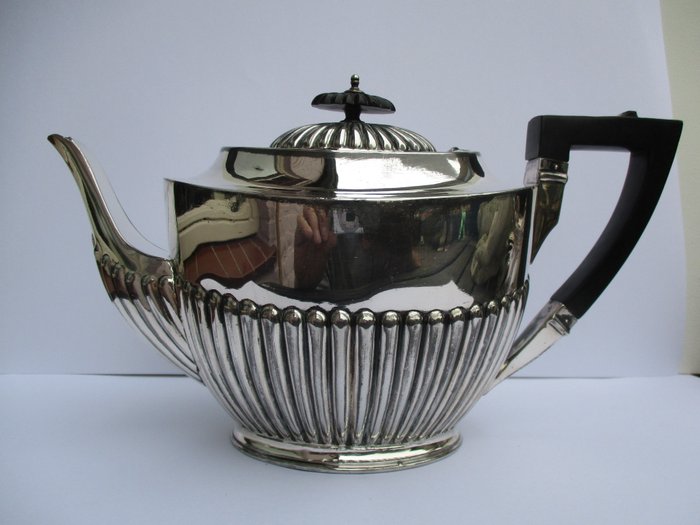 Antique Silver Plated Tea Pot, James Deakin & sons Sheffield England, late 19th century.