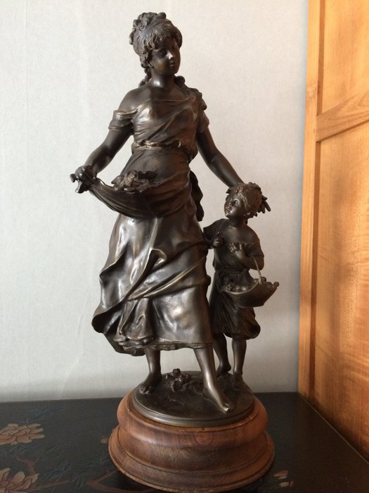 Hippolyte Moreau (1832-1927) - large zamak sculpture of mother with child  - late 19th century