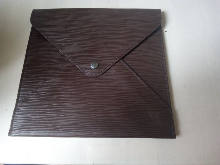 Louis Vuitton - Epi Envelope Clutch - *No Minimum Price* - Catawiki