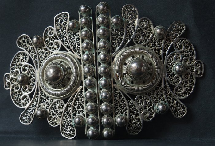 Antique buckle decorated with multiple Zeelandic knots and filigree - silver