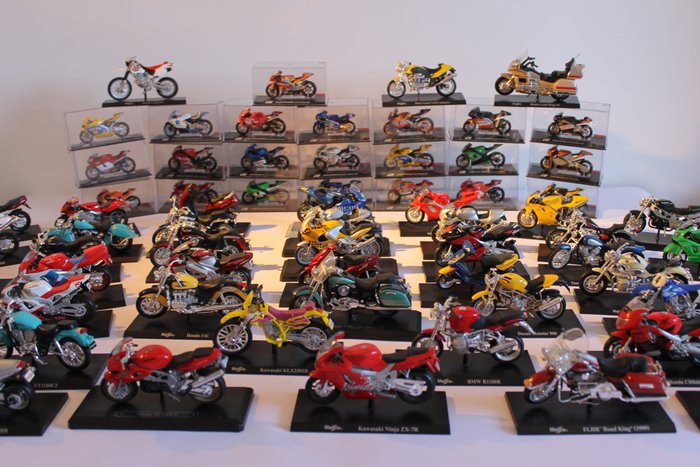 Maisto / Moto GP - scale 1/18-1/24 - Lot with 69 bikes