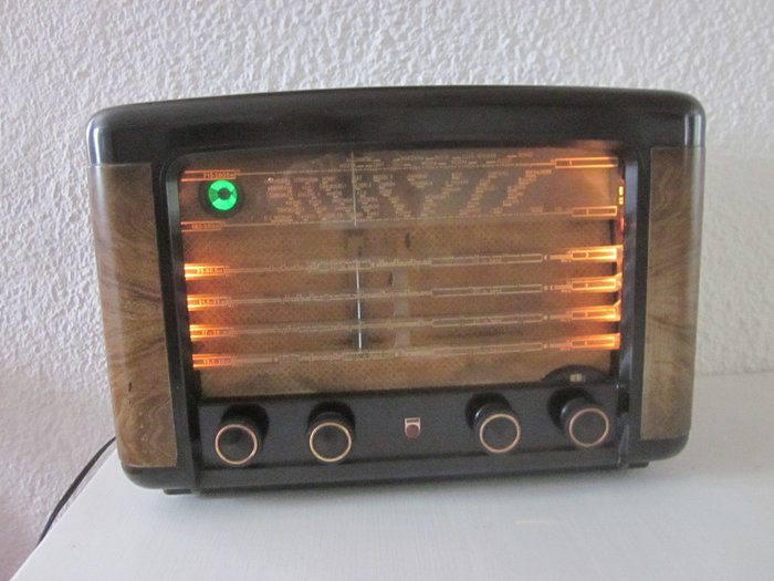 Beautiful tube radio Philips BX490A (1949)