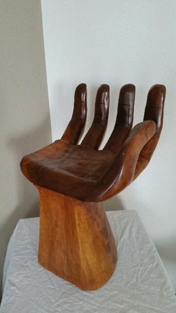 Houten stoel in de vorm van een hand - Massief Suarhout