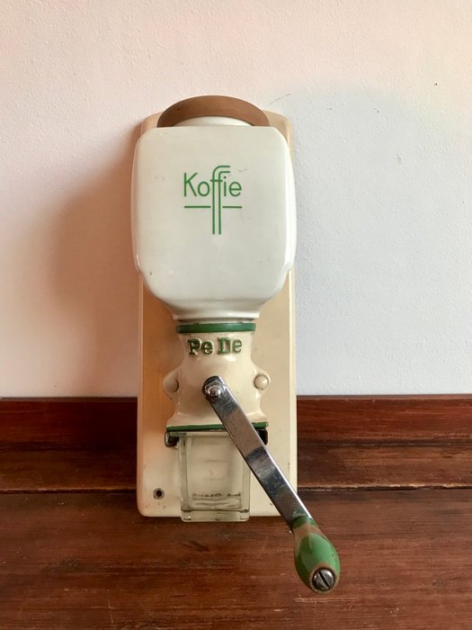 Pede coffee grinder, porcelain with cast iron.