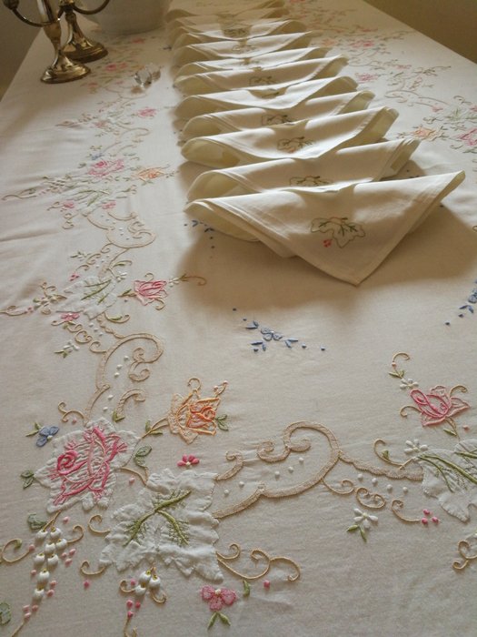 Rich tablecloth in linen organza with 12 hand embroidered napkins. 253 x 165 cm