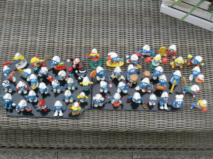 Old collection with 50 original Smurfs and several rare Smurf items