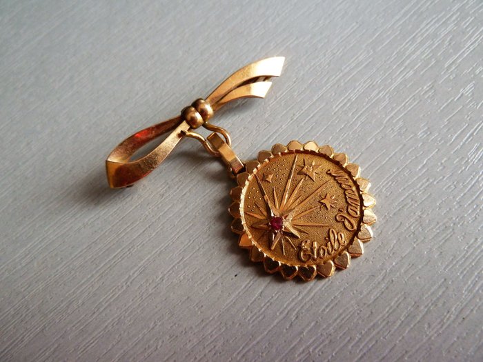 Very pretty brooch and medal stamped with star of love in 18 kt gold