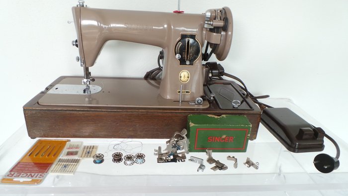 Singer 15 m sewing machine with original wooden Singer-coffin, 1934 (with lots of bakelite)
