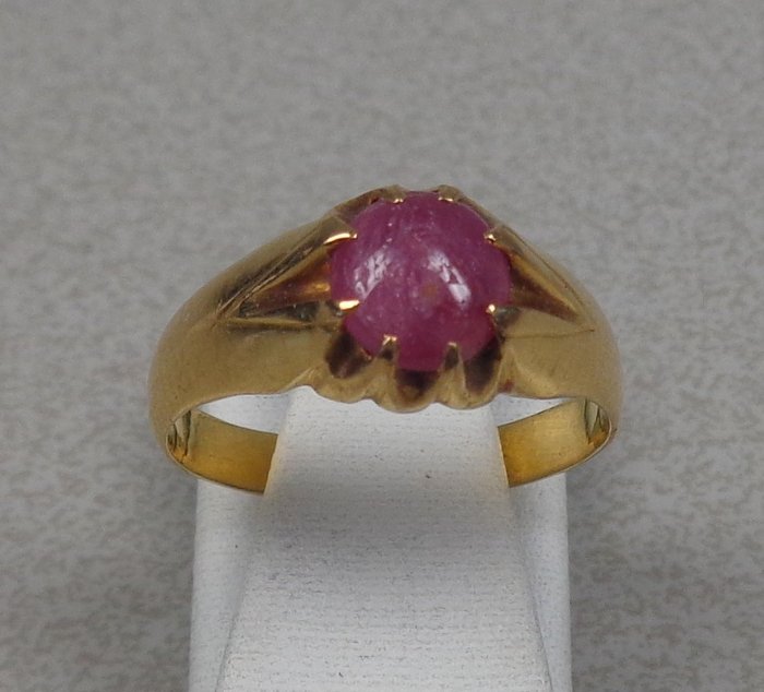 22 kt, Indonesian, gold ring with ruby.