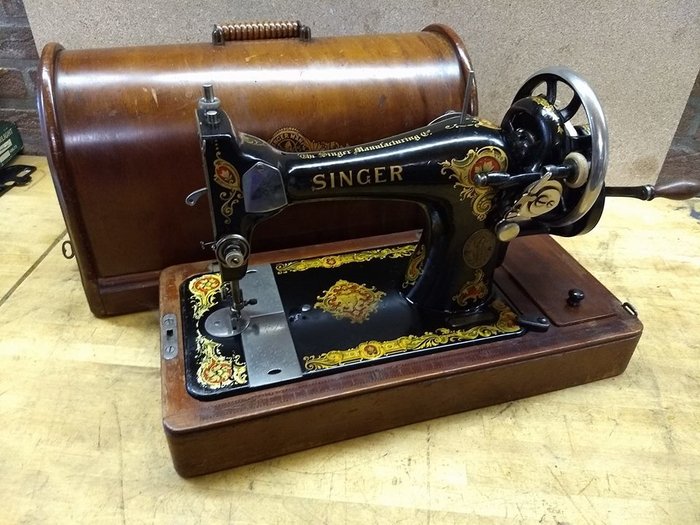 A Singer 128k hand-crank sewing machine, 1914