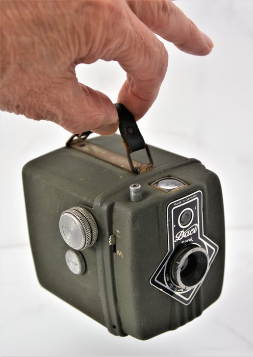 1950  DACORA  'Daci Royal'  green 6x6 Box Camera.