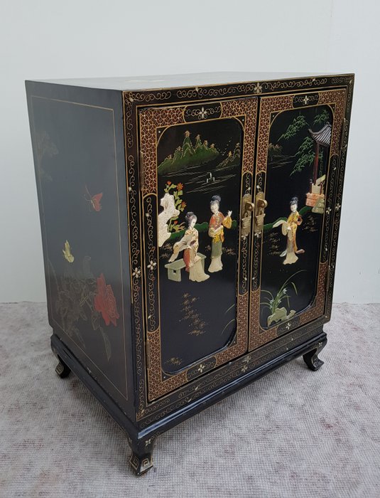 Zwart lak Chinees kastje met speksteen decoratie - China - tweede helft 20e eeuw